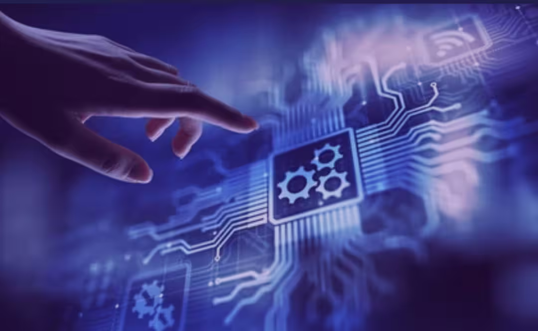 Mão interagindo com interface digital de engrenagens representando automação de processos e transformação digital