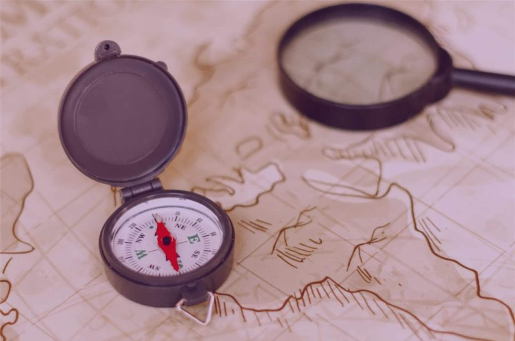 Bússola sobre mapa simbolizando o planejamento estratégico da 4MATT com foco em inovação e governança